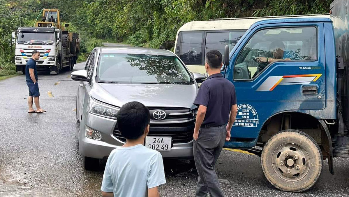 Ảnh TNGT: Toyota Innova lĩnh đủ vì vượt ẩu ở khúc cua - Ảnh 4.