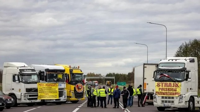 THẾ GIỚI 24H: Hàng nghìn xe tải Ukraine bị chặn ở biên giới Ba Lan - Ảnh 1.