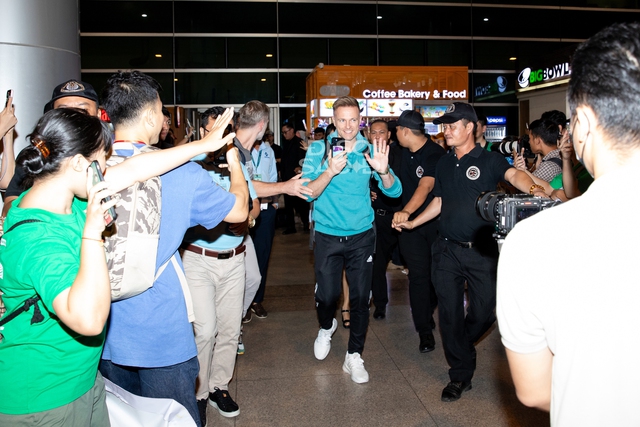  Ơn giời Westlife đổ bộ Tân Sơn Nhất rồi: U50 vẫn soái ngời ngời, hào hứng chào fan Việt sau 12 năm trở lại - Ảnh 4.