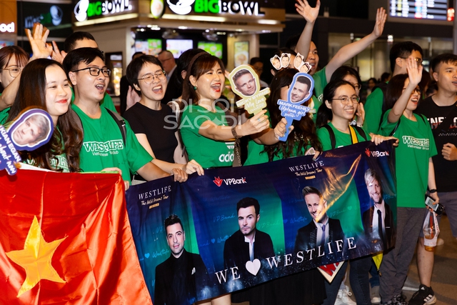  Ơn giời Westlife đổ bộ Tân Sơn Nhất rồi: U50 vẫn soái ngời ngời, hào hứng chào fan Việt sau 12 năm trở lại - Ảnh 12.