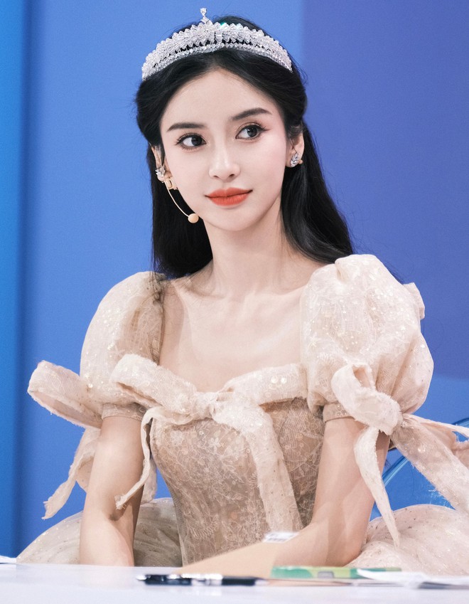  Angelababy còn lại gì khi bị cấm sóng ở tuổi 34  - Ảnh 2.