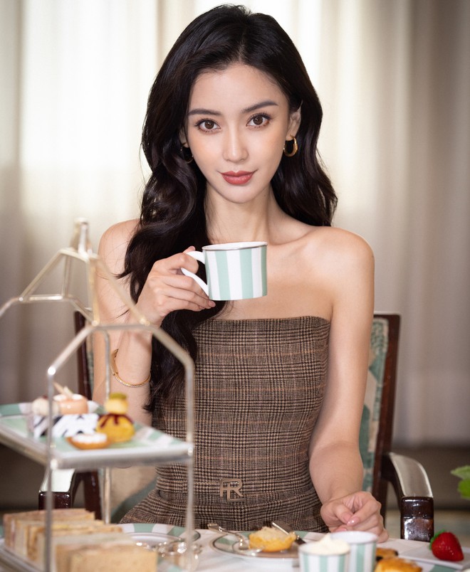  Angelababy còn lại gì khi bị cấm sóng ở tuổi 34  - Ảnh 1.