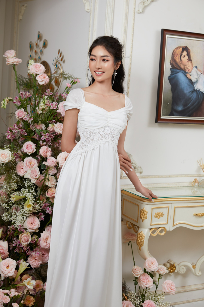 Hoa khôi sông Vàm Diễm Trinh khoe sắc vóc xinh đẹp trong căn phòng ngập hoa - Ảnh 5. Hoa khôi sông Vàm Diễm Trinh khoe sắc vóc xinh đẹp trong căn phòng ngập hoa - Ảnh 5.