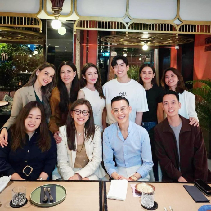 Nam thần Thiên Tài Bất Hảo công khai hẹn hò minh tinh hơn 16 tuổi sau tin hẹn hò, bạn bè quyền lực của đàng gái góp mặt - Ảnh 1.