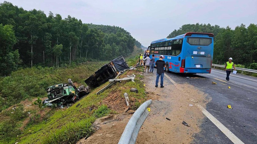 Đằng sau những bức ảnh TNGT: Dừng lại cứu xe bị nạn, KIA Seltos lại bị xe khác đâm - Ảnh 5.