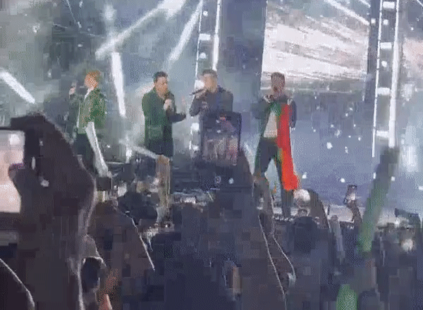 Những khoảnh khắc ấn tượng trong đêm diễn đầu của Westlife: Cờ Việt Nam và Ireland được cầm cùng nhau - Ảnh 6.