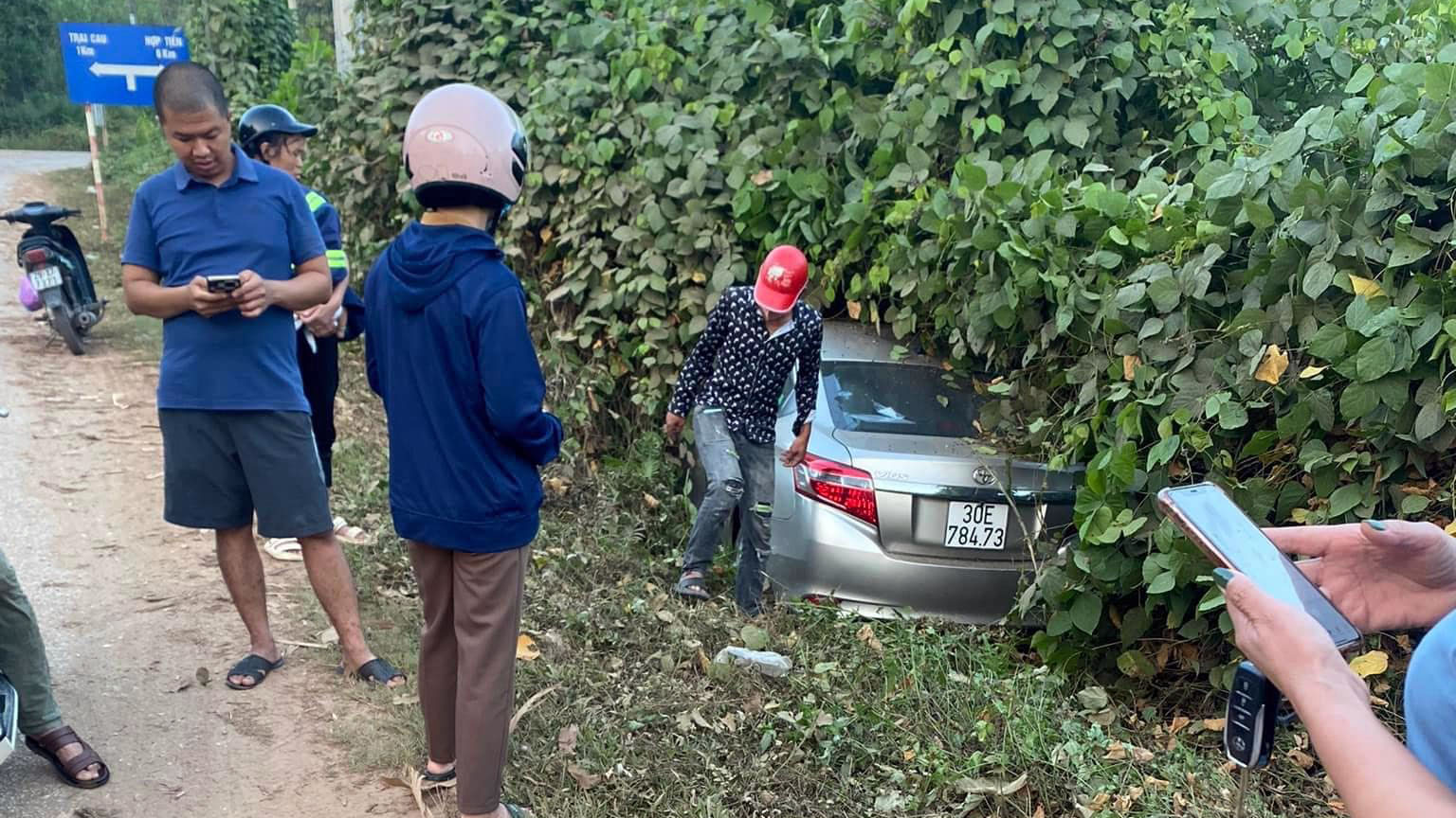 Đằng sau những bức Ảnh TNGT: Mất lái, Toyota Vios chui tọt vào lùm cây - Ảnh 3.