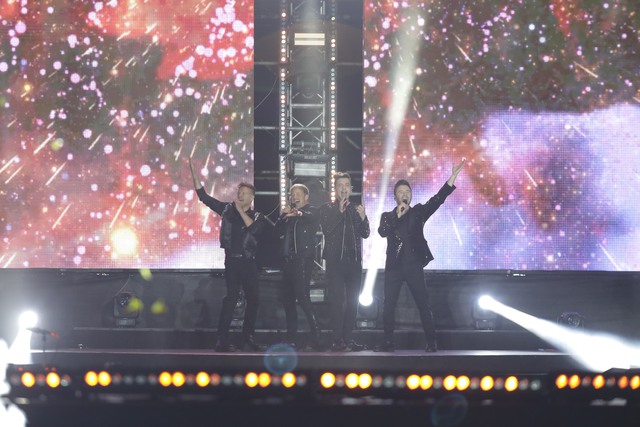 Những khoảnh khắc ấn tượng trong đêm diễn đầu của Westlife: Cờ Việt Nam và Ireland được cầm cùng nhau - Ảnh 1.