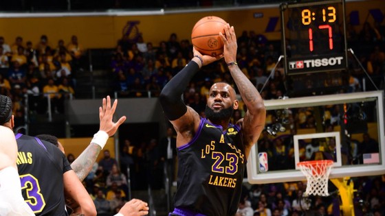 NBA: “Vua ghi điểm” LeBron James vượt mốc 39.000 điểm - Ảnh 1.