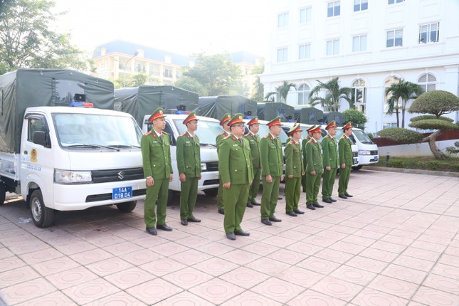 Thiếu tướng Đinh Văn Nơi trao 55 xe ô tô chuyên dụng cho Công an xã - Ảnh 2.