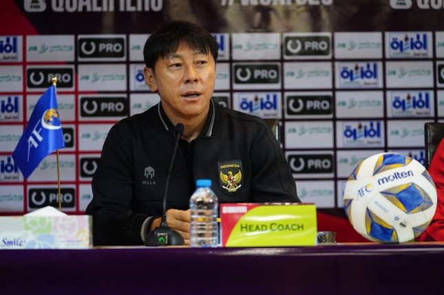Báo Indonesia: Shin Tae-yong nên cảm thấy may mắn vì chưa bị sa thải như Polking - Ảnh 1.