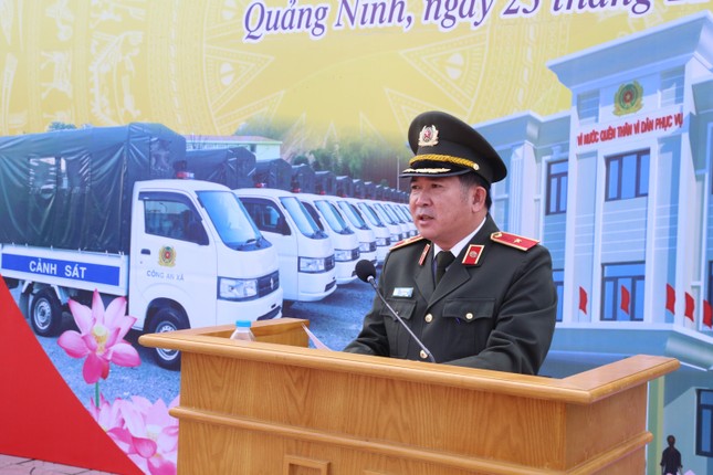 Thiếu tướng Đinh Văn Nơi trao 55 xe ô tô chuyên dụng cho Công an xã - Ảnh 1.