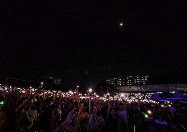 Hàng nghìn fan Việt “cháy” hết mình trong concert của ban nhạc huyền thoại Westlife tại SVĐ Thống Nhất - Ảnh 5.
