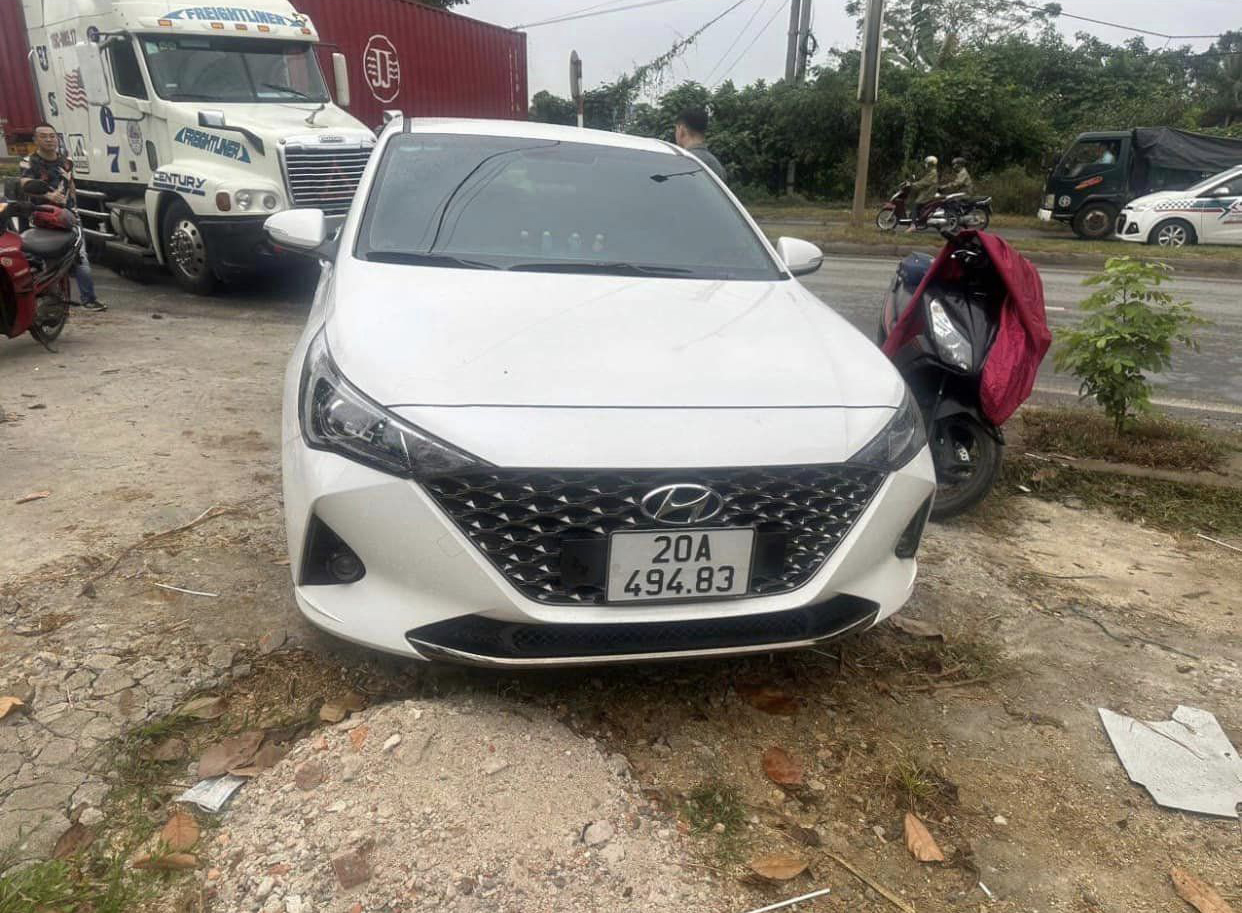 Đằng sau những bức ảnh TNGT: Hyundai Accent bị đâm bẹp đuôi do tài xế công-ten-nơ không quan sát - Ảnh 3.