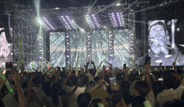 Hàng nghìn fan Việt “cháy” hết mình trong concert của ban nhạc huyền thoại Westlife tại SVĐ Thống Nhất - Ảnh 3.
