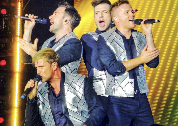 Hàng nghìn fan Việt “cháy” hết mình trong concert của ban nhạc huyền thoại Westlife tại SVĐ Thống Nhất - Ảnh 2.