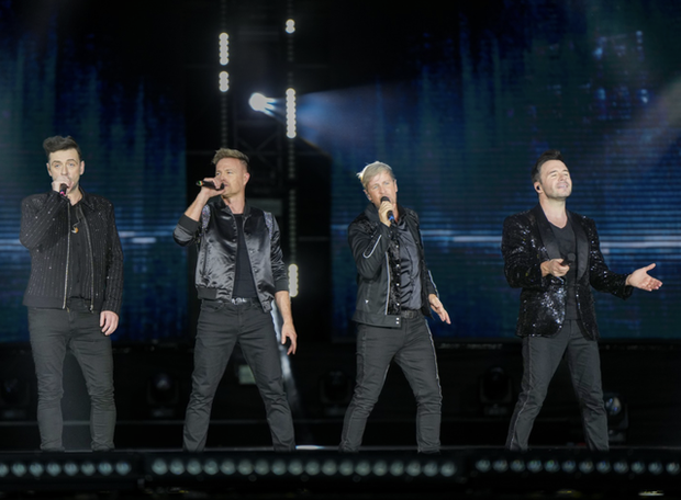 Hàng nghìn fan Việt “cháy” hết mình trong concert của ban nhạc huyền thoại Westlife tại SVĐ Thống Nhất - Ảnh 1.