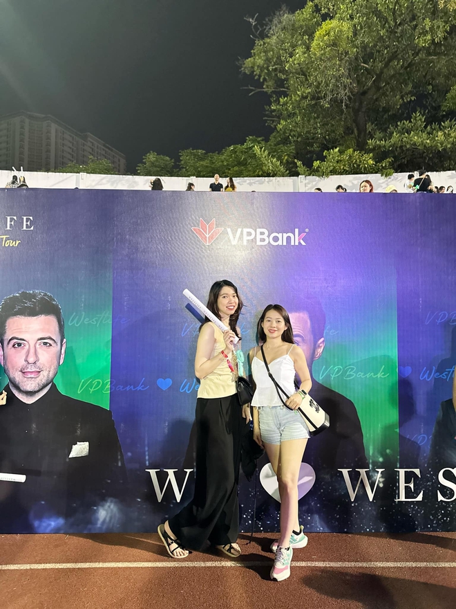 Dân tình rộn ràng xả ảnh hậu show Westlife: Mẫn Tiên lần đầu đi concert, một người đẹp tình tứ bên chồng đại gia - Ảnh 14.