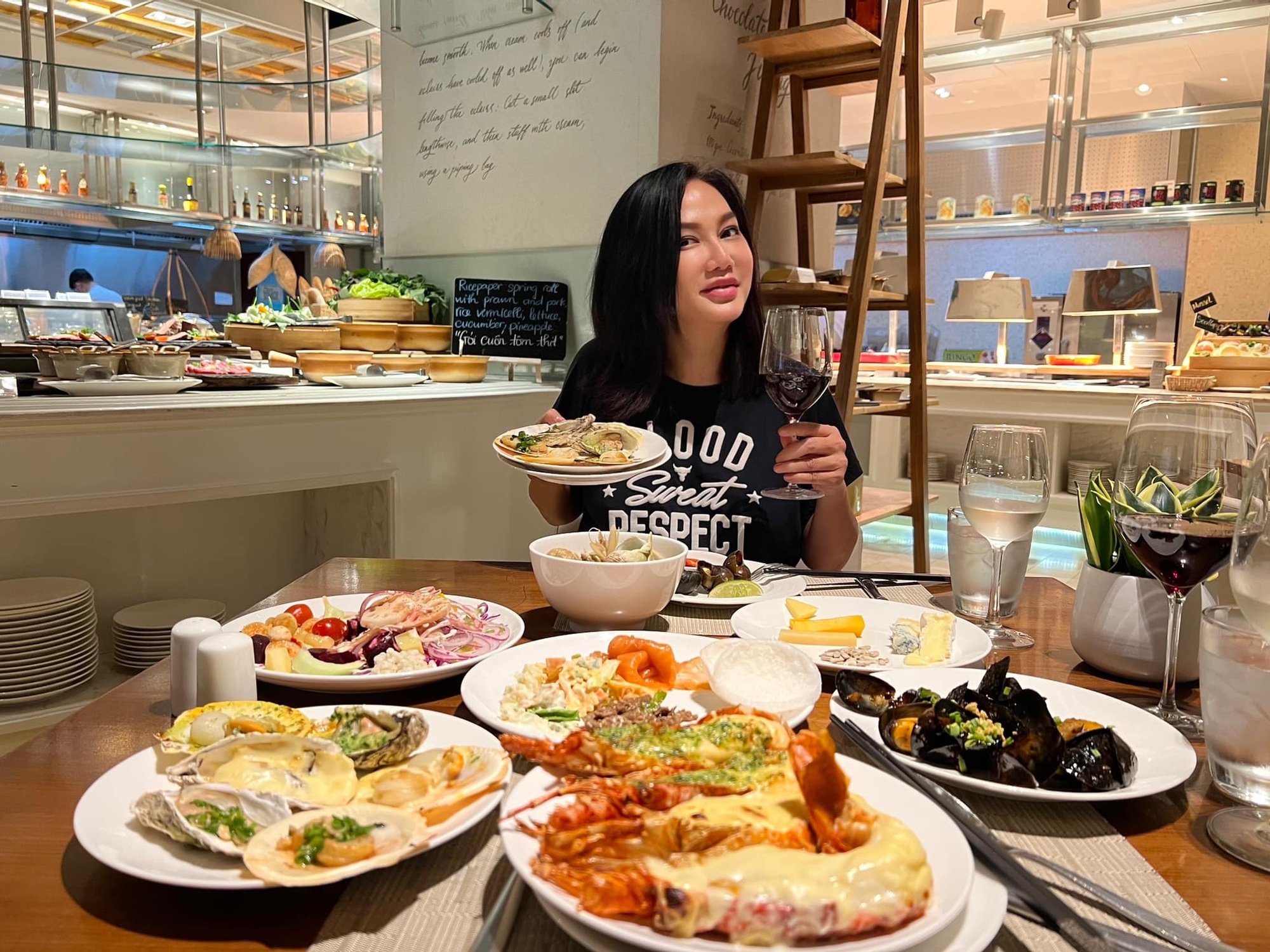 Nữ hoàng ảnh lịch 56 tuổi không kết hôn, sinh con vì cú sốc tình cảm, giờ sống tự tại, đẹp quyến rũ - Ảnh 6.