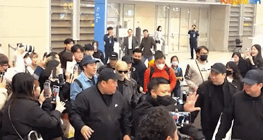 Cảnh tượng hỗn loạn ở sân bay khi BlackPink về Hàn Quốc - Ảnh 2.