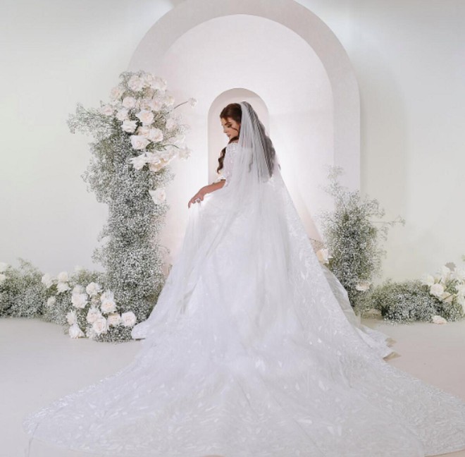 Đám cưới xa hoa của tỷ phú công nghệ và Công chúa Dubai: Váy đính kim cương, bánh cưới 7 tầng! - Ảnh 2.