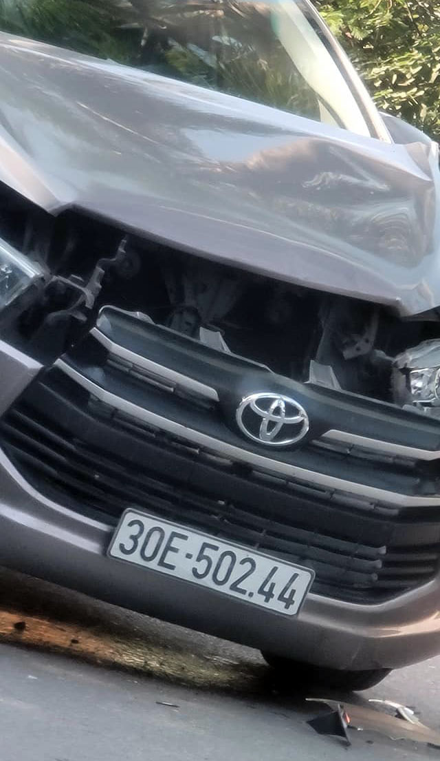 Đằng sau những bức ảnh TNGT: Toyota Innova trơ trọi giữa đường sau tai nạn với cản trước gãy rời - Ảnh 3.
