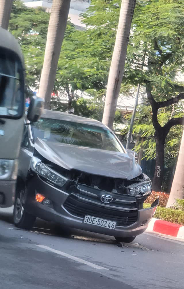 Đằng sau những bức ảnh TNGT: Toyota Innova trơ trọi giữa đường sau tai nạn với cản trước gãy rời - Ảnh 2.