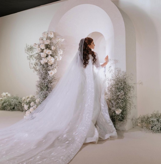 Đám cưới xa hoa của tỷ phú công nghệ và Công chúa Dubai: Váy đính kim cương, bánh cưới 7 tầng! - Ảnh 11.