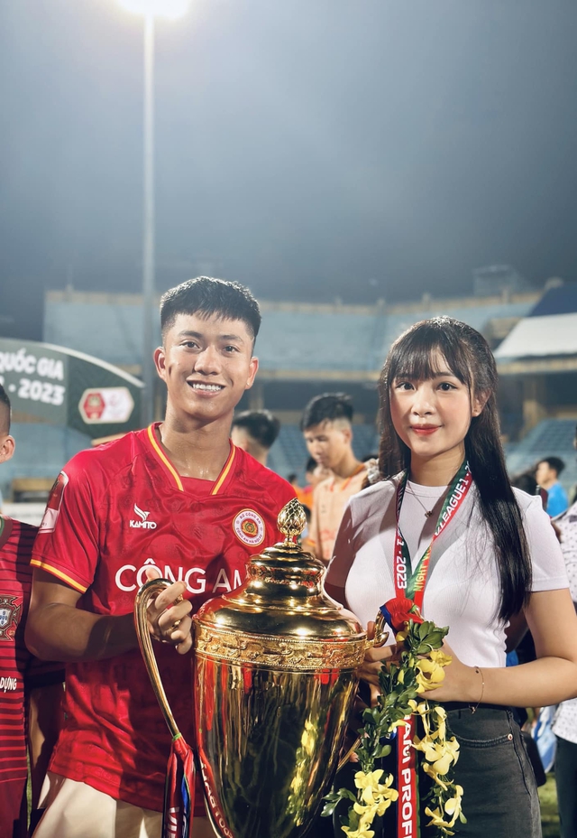 Tiền vệ tuyển Việt Nam tung bộ ảnh mừng giáng sinh ngọt ngào với hotgirl xứ Nghệ - Ảnh 4.