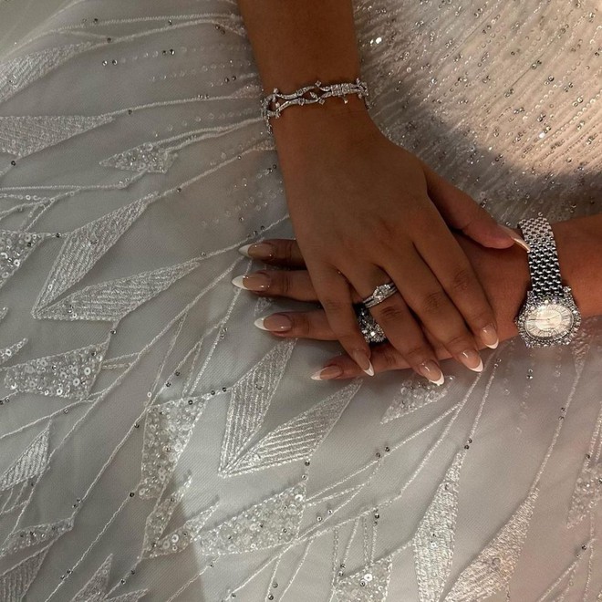 Đám cưới xa hoa của tỷ phú công nghệ và Công chúa Dubai: Váy đính kim cương, bánh cưới 7 tầng! - Ảnh 8.