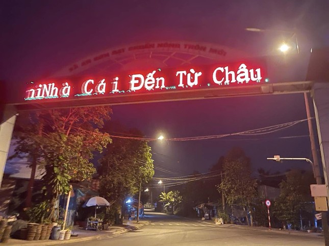 Tin mới vụ cổng chào ở Bình Dương xuất hiện dòng chữ lạ - Ảnh 1.