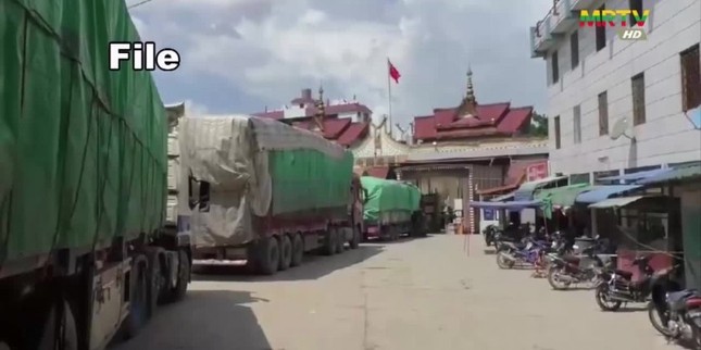Nhóm nổi dậy Myanmar chiếm được cửa khẩu nối sang Trung Quốc - Ảnh 1.