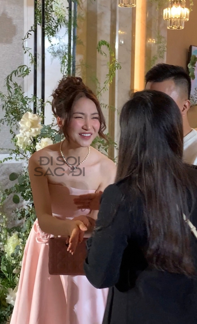 Team qua đường zoom nhan sắc Hoà Minzy dự đám cưới Văn Hậu, từ chối chụp ảnh và vội vã về vì 1 lý do  - Ảnh 8.