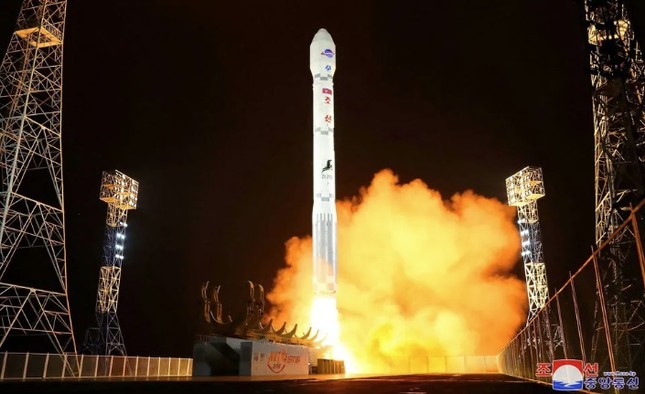 Triều Tiên tuyên bố sẽ tiếp tục phóng vệ tinh, đưa vũ khí đến biên giới - Ảnh 1.