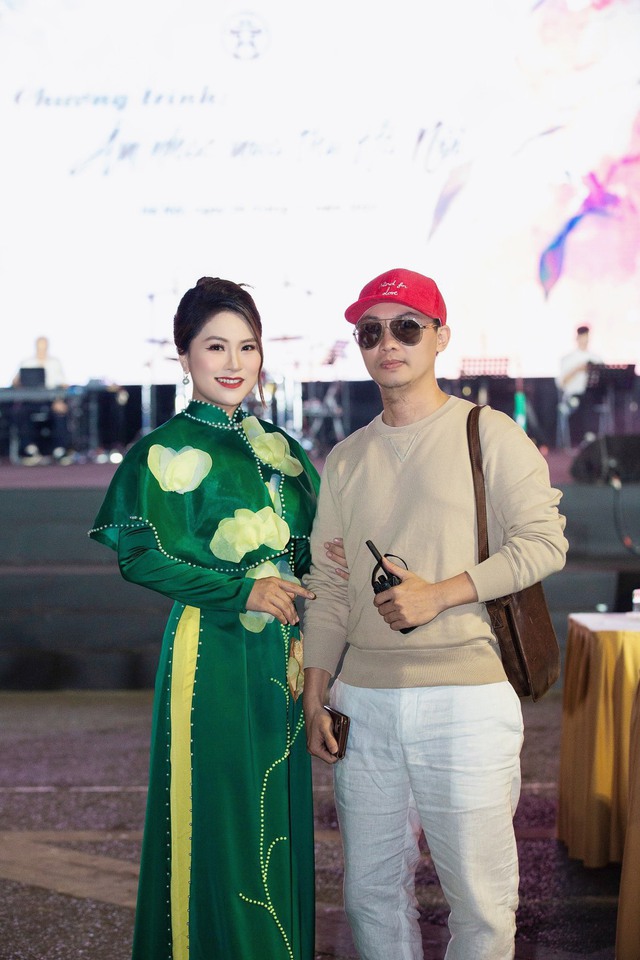 Diva Mỹ Linh bắt tay từng khán giả, bất ngờ với sân khấu đậm chất thu của đạo diễn Vạn Nguyễn - Ảnh 5.