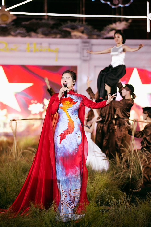 Hoa hậu Tiểu Vy, Bảo Ngọc tỏa sáng trên sàn diễn thời trang Ký họa quê hương - Ảnh 6.