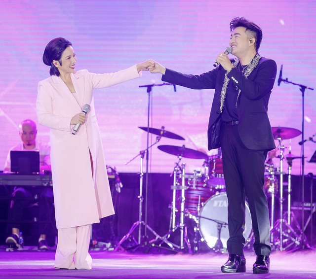 Diva Mỹ Linh bắt tay từng khán giả, bất ngờ với sân khấu đậm chất thu của đạo diễn Vạn Nguyễn - Ảnh 2.