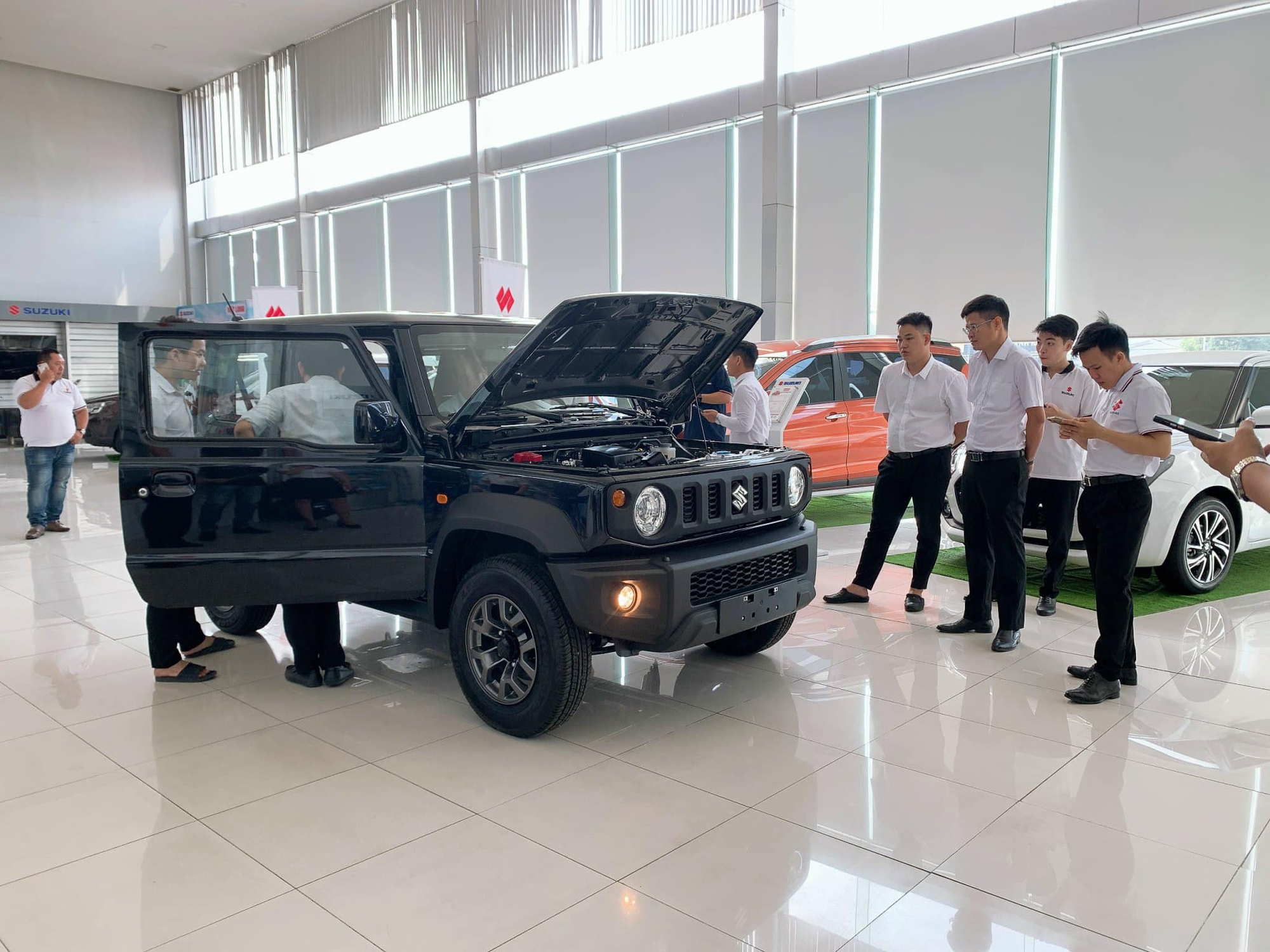 Suzuki Jimny đã về đại lý: Chưa có giá chính thức, dự kiến mở bán đầu năm sau - Ảnh 4.