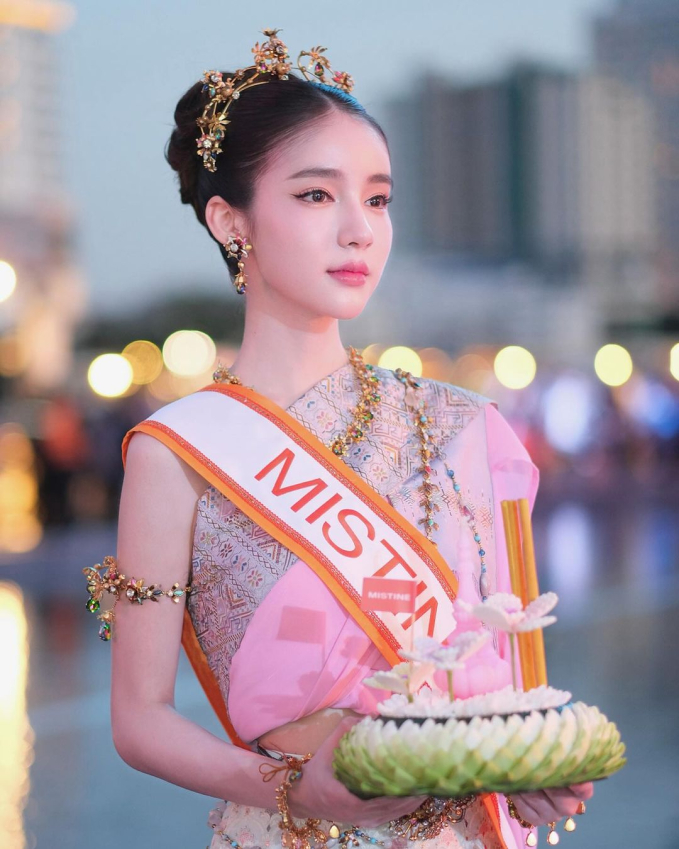 Hoa hậu chuyển giới Yoshi Rinrada gây sốt trong lễ hội thả đèn, visual ngọt ngào bao năm vẫn cực đỉnh - Ảnh 8.
