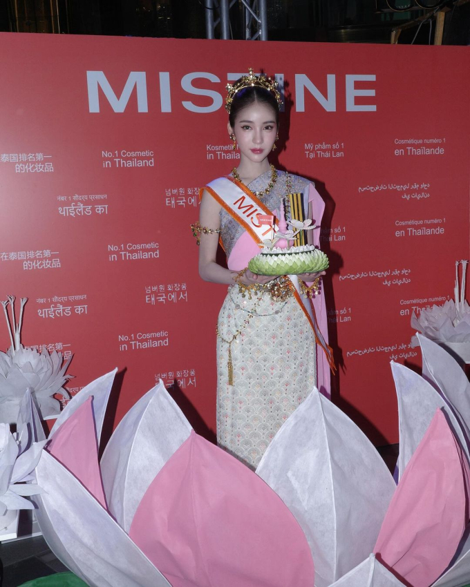 Hoa hậu chuyển giới Yoshi Rinrada gây sốt trong lễ hội thả đèn, visual ngọt ngào bao năm vẫn cực đỉnh - Ảnh 4.