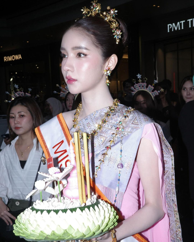 Hoa hậu chuyển giới Yoshi Rinrada gây sốt trong lễ hội thả đèn, visual ngọt ngào bao năm vẫn cực đỉnh - Ảnh 9.