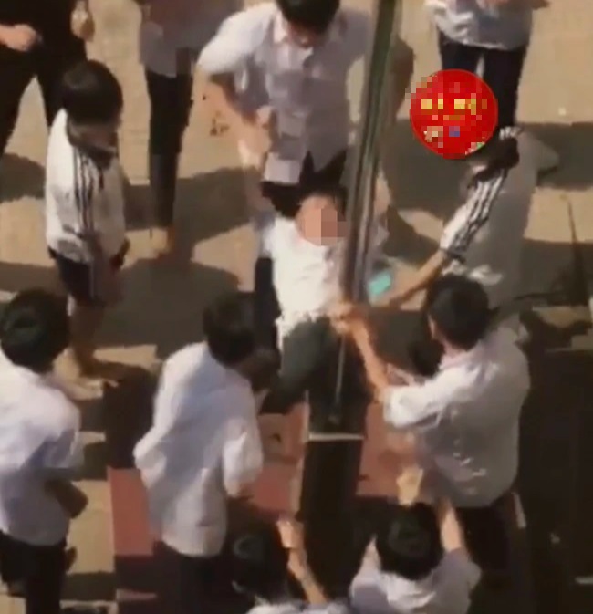 Nam sinh lớp 8 ở Hà Nội bị nhóm bạn bạo hành vùng kín, hiệu trưởng đã đưa ra cơ quan công an - Ảnh 1.