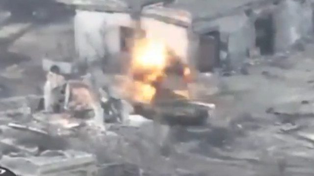 Bị UAV cảm tử đánh trúng, xe tăng Nga thoát chết trong gang tấc nhờ một tích hợp đơn giản - Ảnh 1.
