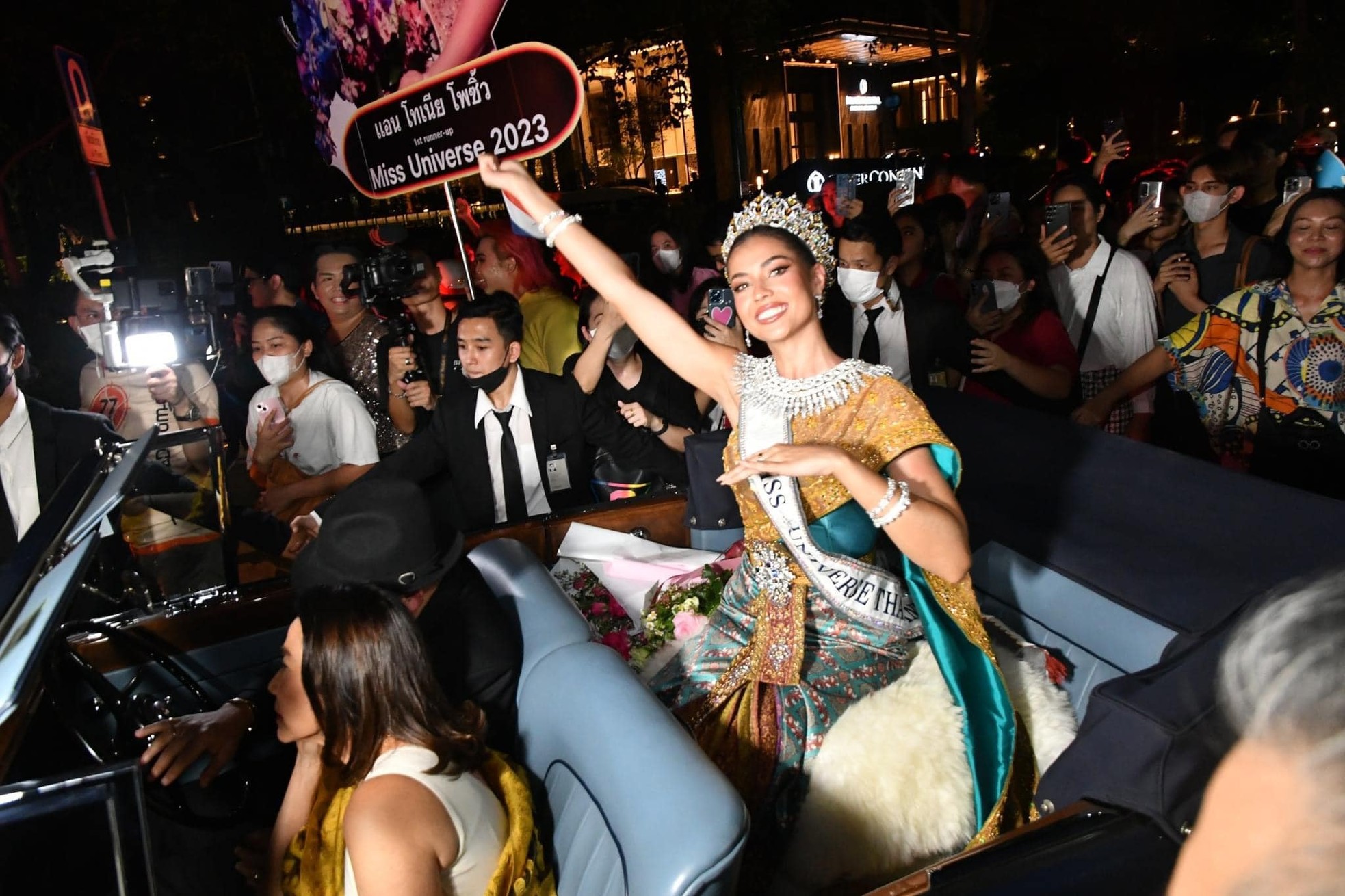 Hỗn loạn ở sân bay đón Á hậu Hoàn vũ trở về quê nhà - Ảnh 6.