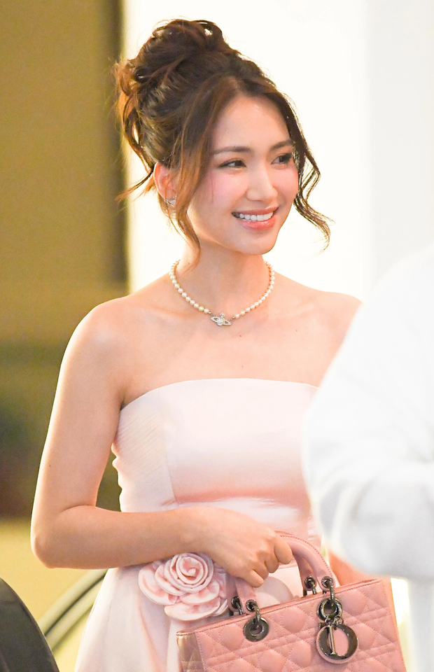 Hoà Minzy tiết lộ lý do dù bận vẫn đến hát tặng đám cưới Văn Hậu - Hải My - Ảnh 3.