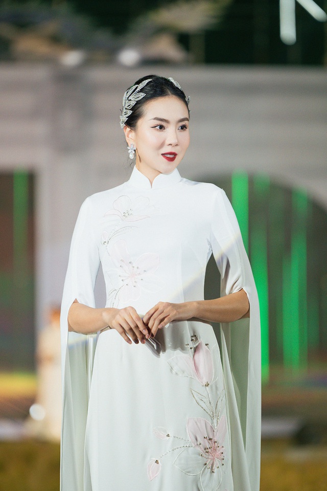 BTV Mai Ngọc, hoa hậu Lương Thùy Linh làm người mẫu show Hừng đông của Dũng Nguyễn - Ảnh 3.
