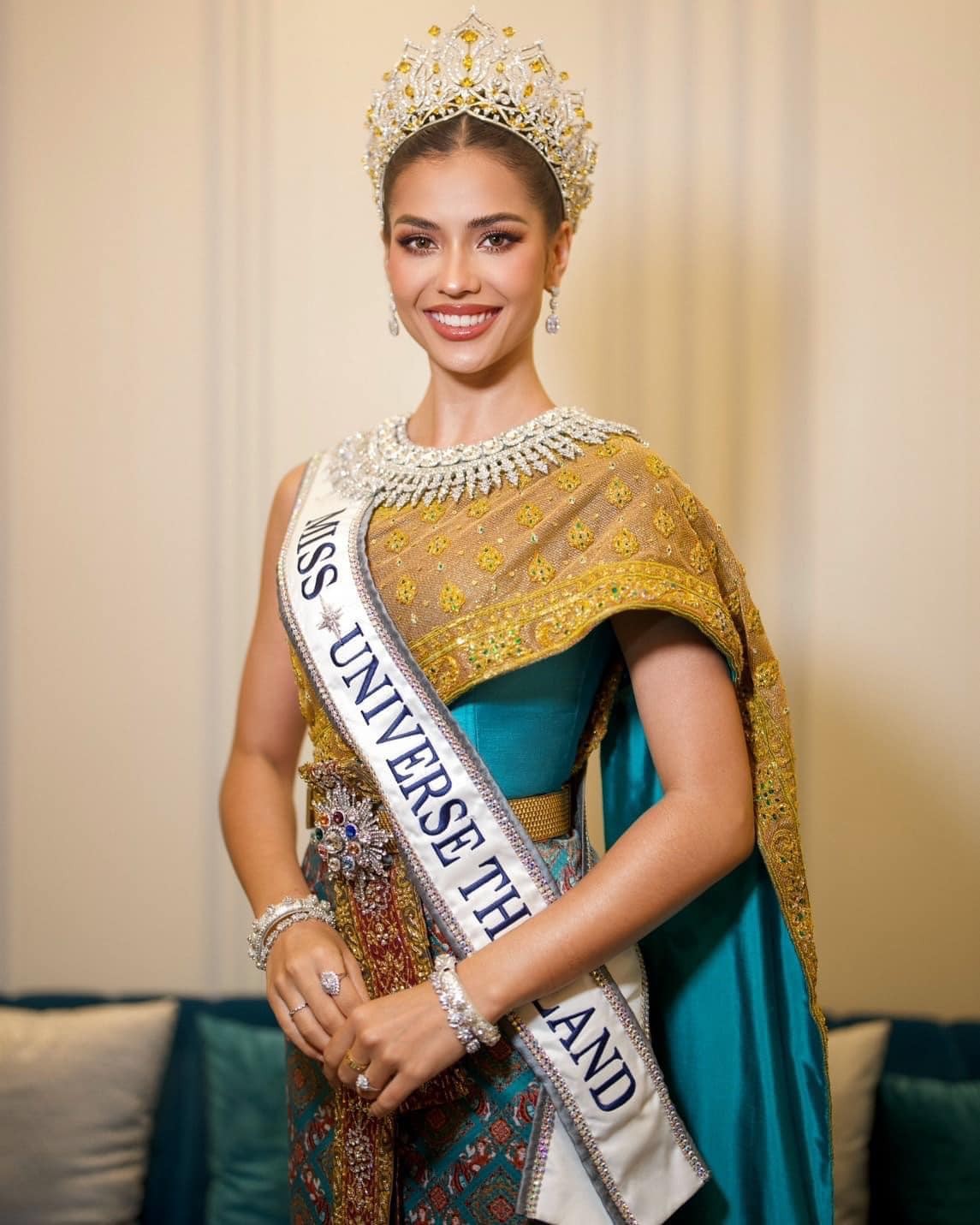 Hỗn loạn ở sân bay đón Á hậu Hoàn vũ trở về quê nhà - Ảnh 15.