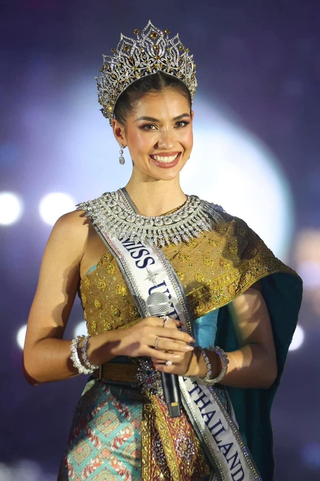 Hỗn loạn ở sân bay đón Á hậu Hoàn vũ trở về quê nhà - Ảnh 12.