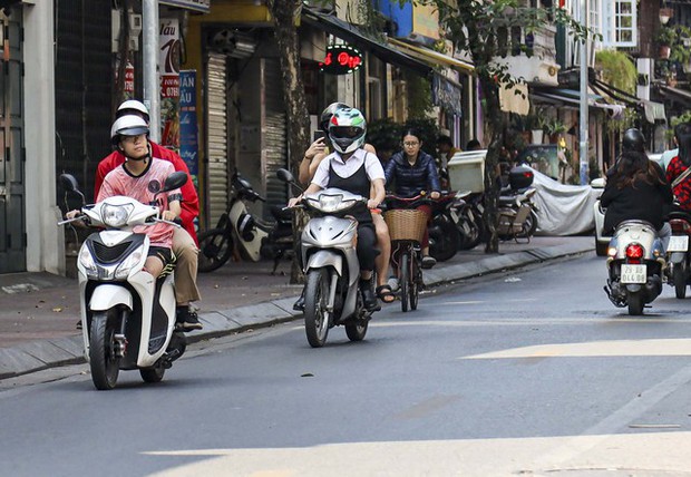 Đã vào mùa Đông nhưng Hà Nội lạ lắm: Nhiều người dân thủ đô vẫn quần cộc, áo ngắn tay đi ra đường - Ảnh 10.