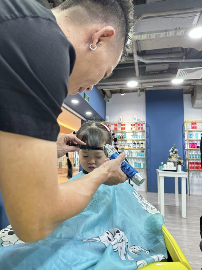 Cường Đô La đưa các con đi tút tát nhan sắc, biểu cảm của hai nhóc tì khiến dân mạng cười không ngớt - Ảnh 2.